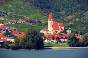 assistant-river-cruise-in-austria-weissenkirchen