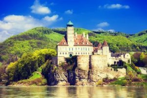 assistant-river-cruises-in-europe-castle-on-danube-river