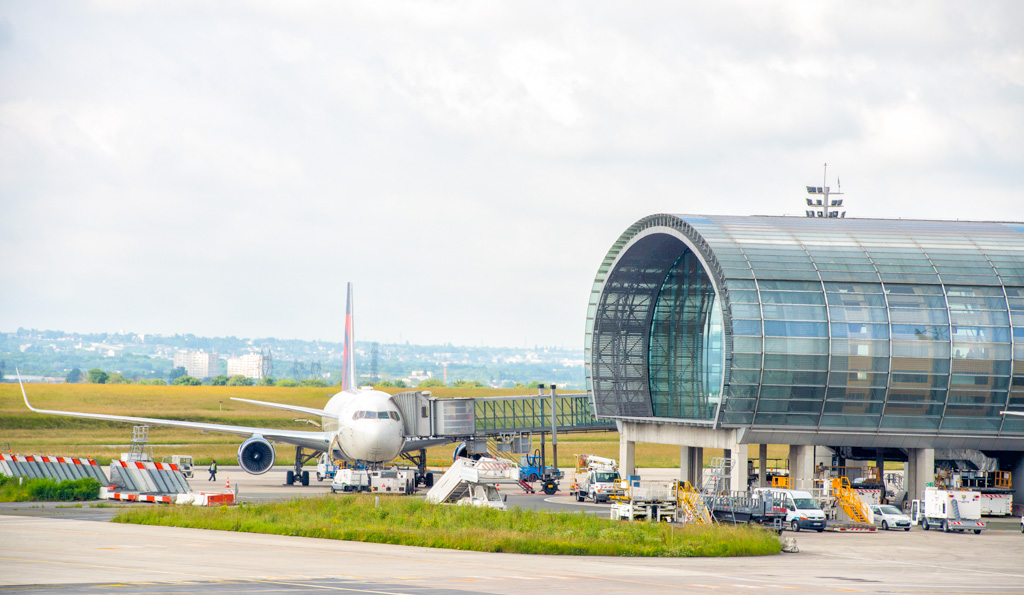 Charles de Gaulle fast track